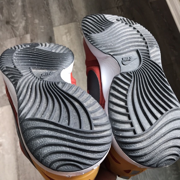 Nike - Picture 8 of 16